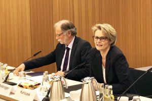 Forschungsministerin Anja Karliczek und Senckenberg-Generaldirektor Prof. Volker Mosbrugger bei der Verkündung der BMBF-Forschungsinitiative zum Erhalt der Artenvielfalt. Forschungsministerin Anja Karliczek und Senckenberg-Generaldirektor Prof. Volker Mosbrugger bei der Verkündung der BMBF-Forschungsinitiative zum Erhalt der Artenvielfalt.