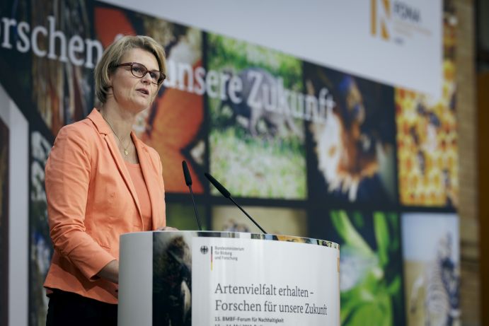 Forschungsministerin Anja Karliczek eröffnet das 15. BMBF-Forum für Nachhaltigkeit in Berlin.