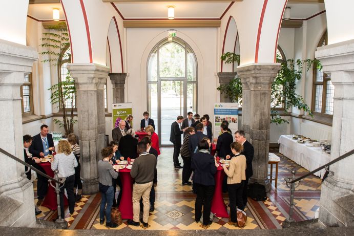 Das 6. Nationalen IPBES-Forum 2018 im Hotel Collegium Leoninum in Bonn. Eingangshalle des Collegium Leoninum mit Teilnehmenden des 6. Nationalen IPBES-Forums, 2018.