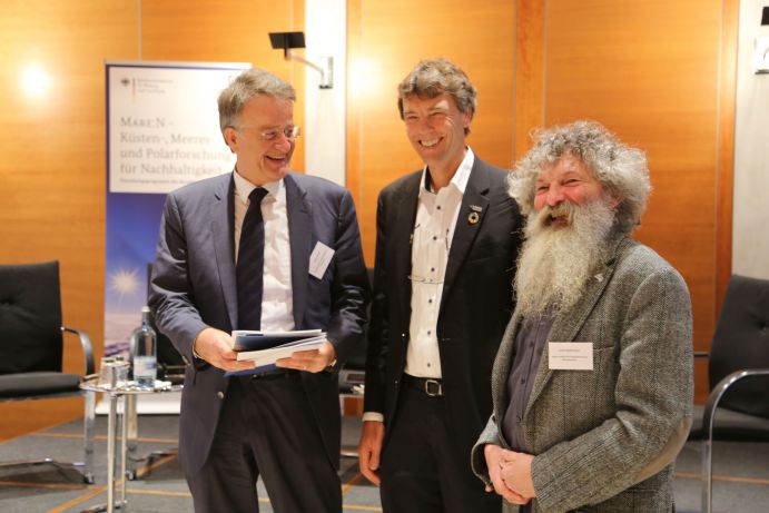 Prof. Dr. Ulrich Bathmann (v.r.n.l.) und Prof. Dr. Martin Visbeck überreichen die Mare:N-Konzeptpapiere „Küste im Wandel“ und „Blauer Ozean“ an Volker Rieke, Leiter der BMBF-Abteilung 7 „Zukunftsvorsorge – Forschung für Grundlagen und Nachhaltige Entwicklung“. Prof. Dr. Ulrich Bathmann (v.r.n.l.) und Prof. Dr. Martin Visbeck überreichen die Mare:N-Konzeptpapiere „Küste im Wandel“ und „Blauer Ozean“ an Volker Rieke, Leiter der BMBF-Abteilung 7 „Zukunftsvorsorge – Forschung für Grundlagen und Nachhaltige Entwicklung“.