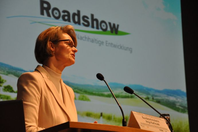 Bundesforschungsministerin Anja Karliczek bei der "Roadshow" in Emsdetten. Bundesforschungsministerin Anja Karliczek zur "Roadshow" Gemeinsames Engagement von Forschenden und Kommunen für Nachhaltigkeit.