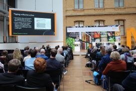 Prof. Timothy Lenton (University of Exeter) auf der B&uuml;hne bei seinem Vortrag zu &ouml;kologischen Kipppunkten zu Beginn der BioTip Kick-off Veranstaltung.