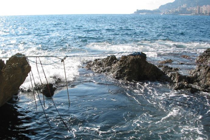 Grundwasseraustritt in Cabbé, Bucht von Roquebrune, Frankreich. Durch den von unten nach oben strömenden submarinen Grundwasseraustritt entsteht eine rundliche Aufwölbung an der Wasseroberfläche. Meeresbucht.