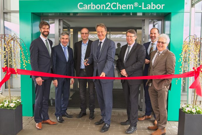 Opening the Carbon2Chem-Lab together (f.l.t.r.): Ralf G&uuml;ldenzopf (City Oberhausen), Dr. Markus Oles (thyssenkrupp AG, Project coordination), Dr. Holger Ruland (Max-Planck-Institute for Chemical Energy Conversion), MinDir Volker Rieke (Federal Ministry of Education and Research), Prof. G&ouml;rge Deerberg (Fraunhofer UMSICHT, Projekt coordination), Dr. Raoul Klingner (Fraunhofer&ndash;Society), Prof. Eckhard Weidner (Head of Fraunhofer UMSICHT).