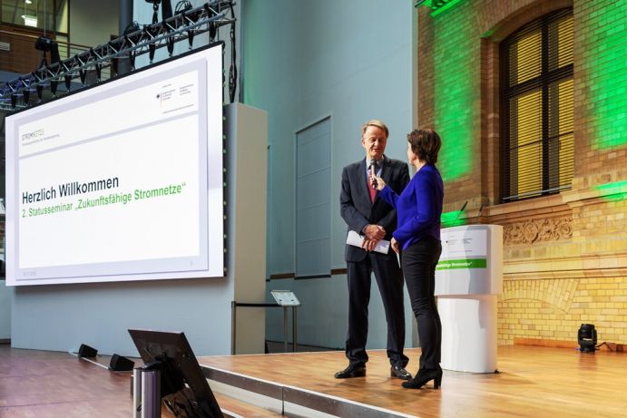 „Fortschritt ist nie allein eine Frage des technisch Machbaren“: BMBF-Abteilungsleiter Volker Rieke mit Moderatorin Ursula Heller. Volker Rieke (links) mit Moderatorin Ursula Heller.