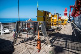 Wissenschaftliche Ger&auml;te auf dem Arbeitsdeck von RV SONNE.