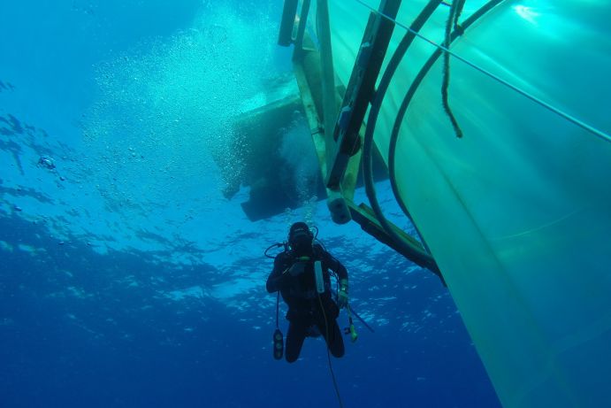 Ein Taucher neben einem Mesokosmos vor der K&uuml;ste von Gran Canaria