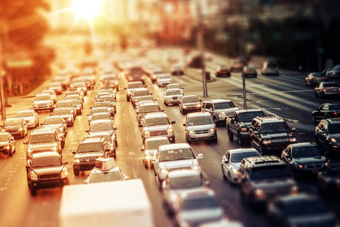 Ein Ergebnis des HOPE-Projektes: Auf das Auto zu verzichten, kommt für viele Haushalte nicht in Frage. Viele Autos stehen im Stau (Adobe Stock / Tomasz Zajda)