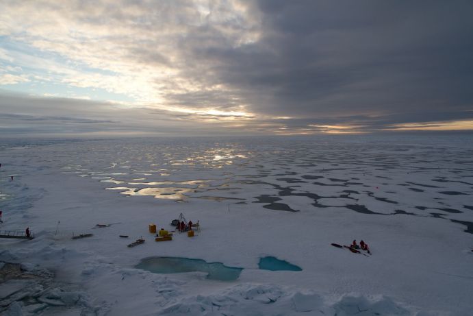 AWI-Forscher untersuchen Schmelztümpel auf arktischem Meereis Meeresforscher haben ein Eiscamp aufgebaut, um die Schmelztümpel auf dem arktischen Meereis zu untersuchen.