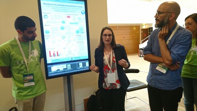 Britta Weißer von der Universität Stuttgart präsentiert das Projekt „Resilienzbildung nach Extremereignissen: Lessons Learned und neue Strategien für Städte im Umgang mit räumlich ubiquitär auftretenden Extremereignissen“ (RESI-extrem). Wissenschaftlerin präsentiert das Projekt RESI-extrem