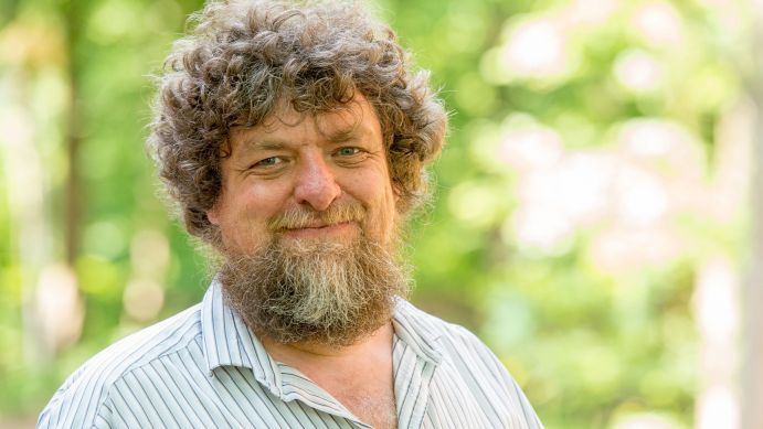 Prof. Dr. Helmut Hillebrand, Direktor des Helmholtz-Instituts für Funktionelle Marine Biodiversität an der Universität Oldenburg (HIFMB). Porträt von Helmut Hillebrand