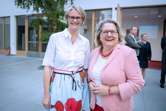 Bundesforschungsministerin Anja Karliczek und Bundesumweltministerin Svenja Schulze bei der konstituierenden Sitzung des Lenkungskreises. 