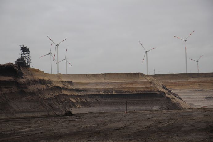 Windkraftanlagen beim Tagebau Garzweiler symbolisieren den zukünftigen Wandel vom fossil basierten Energiesystem zu erneuerbaren Energien. Windkraftanlagen und der Tagebau Garzweiler in NRW