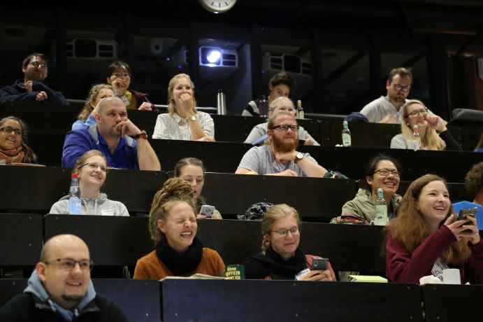 Studentinnen und Studenten sitzen im Hörsaal