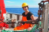 Umweltchemikerin Dr. Annika Jahnke vom Helmholtz-Zentrum für Umweltforschung (UFZ). Sie leitet das Projekt MICRO-FATE, das sich mit Vorkommen, Verbleib und Abbau von Plastik im Meer befasst. Eine Meeresforscherin an Bord eines Forschungsschiffes.