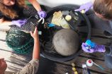 Helmholtz-Zentrum für Umweltforschung / Roman Kroke Verschiedene Plastikartikel, die aus dem Ozean geholt wurden und von Wissenschaftlern sortiert werden.