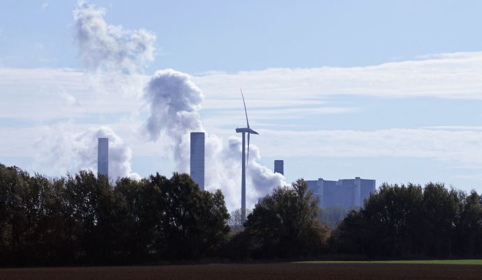 Ziel des Projekts COMPLIANCE ist, den Wissensstand über systematische und länderspezifische Faktoren, welche die Einhaltung von Klimazielen im Rahmen der internationalen Klimapolitik beeinflussen, zu verbessern. Ziel des Projekts COMPLIANCE ist, den Wissensstand über systematische und länderspezifische Faktoren, welche die Einhaltung von Klimazielen im Rahmen der internationalen Klimapolitik beeinflussen, zu verbessern.