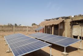 Solarpaneele – Eine Möglichkeit zur dezentralen und regenerativen Energieversorgung in den Ländern Subsahara-Afrikas, wie hier im Senegal.