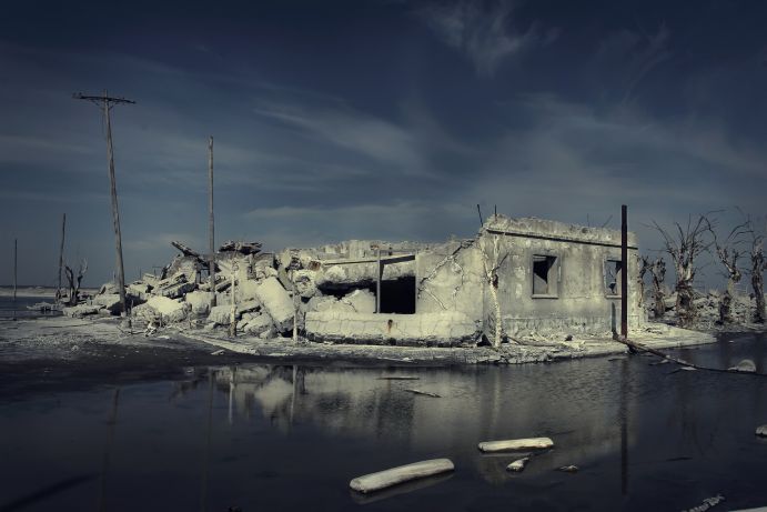 Durch Naturkatastrophe zerstörtes Wohngebäude. Um besser zu verstehen, welche Maßnahmen gegen die Erderwärmung Erfolg haben, beschäftigt sich das Projekt CLIMATE_AFFECT mit dem Wissen und Einstellungen von sowohl Individuen als auch Unternehmen zum Klimawandel. Auch sollen mögliche Anpassungsreaktionen und das Potential des Versicherungssektors zur Abfederung negativer Effekte untersucht werden. Durch Naturkatastrophe zerstörtes Wohngebäude.