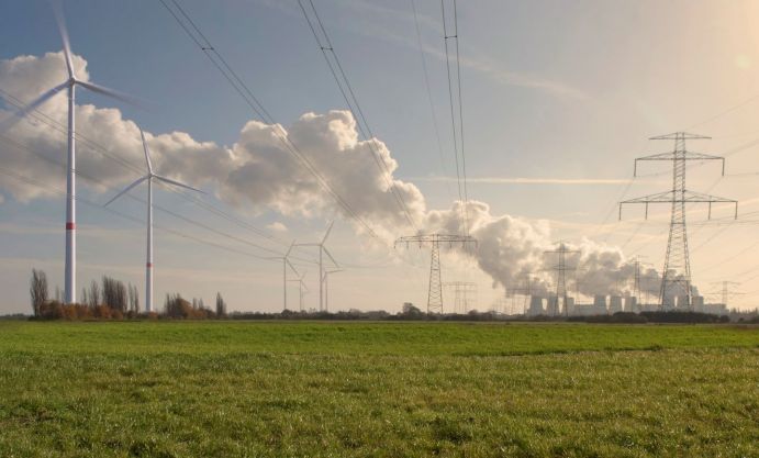 Symbol für Energiewende und Kohleausstieg in einer Braunkohleregion - Kohlekraftwerk Jänschwalde bei Cottbus.