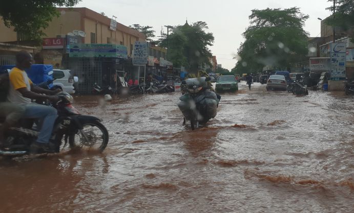 Das Projekt SLICE untersucht sozioökonomische Folgen von Klimaextremen, z. B. verursacht durch Überschwemmungen, hier in Ouagadougou, Burkina Faso. Das Projekt SLICE untersucht sozioökonomische Folgen von Klimaextremen, z. B. verursacht durch Überschwemmungen, hier in Ouagadougou, Burkina Faso.