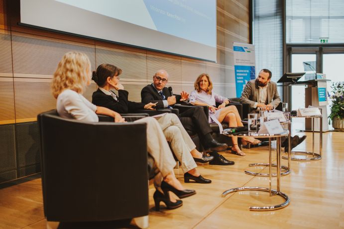 In der Podiumsdiskussion tauschten sich Expertinnen und Experten zu den Erwartungen von Zivilgesellschaft, Politik und Wirtschaft an die klimaökonomische Forschung aus.