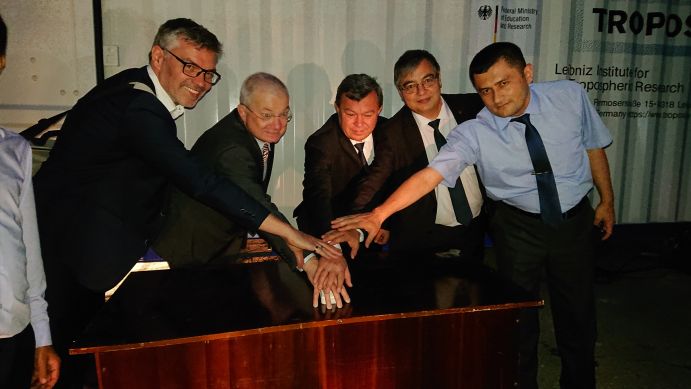 Gemeinsames Einschalten des neuen PollyNet-Messgeräts in Duschanbe (v.l.n.r.): Dr. Jochen Elberskirch (DLR Projektträger), Deutscher Botschafter Neithart Höfer-Wissing, Prof. Farhod Rahimi (Präsident Academy of Sciences of the Republic of Tajikistan), Prof. Khikmat Muminov (Stellv. Präsident Academy of Sciences of the Republic of Tajikistan), Prof. Farhod Shokir. Gemeinsames Einschalten des neuen PollyNet-Messgeräts in Duschanbe (v.l.n.r.): Dr. Jochen Elberskirch (DLR Projektträger), Deutscher Botschafter Neithart Höfer-Wissing, Prof. Farhod Rahimi (Präsident Academy of Sciences of the Republic of Tajikistan), Prof. Khikmat Muminov (Stellv. Präsident Academy of Sciences of the Republic of Tajikistan), Prof. Farhod Shokir.