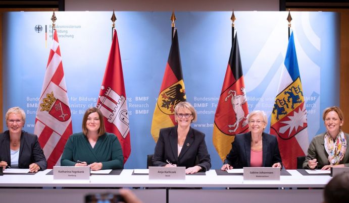 Eva Quante-Brandt (Bremer Senatorin für Wissenschaft, Gesundheit und Verbraucherschutz), Katharina Fegebank (Hamburger Senatorin für Wissenschaft, Forschung und Gleichstellung), Anja Karliczek (Bundesministerin für Bildung und Forschung), Sabine Johannsen (Staatssekretärin im Ministerium für Wissenschaft und Kultur des Landes Niedersachsen) sowie Karin Prien (Ministerin für Bildung, Wissenschaft und Kultur des Landes Schleswig-Holstein) unterzeichnen in Bonn die Vereinbarung zur Gründung der Allianz für Meeresforschung.