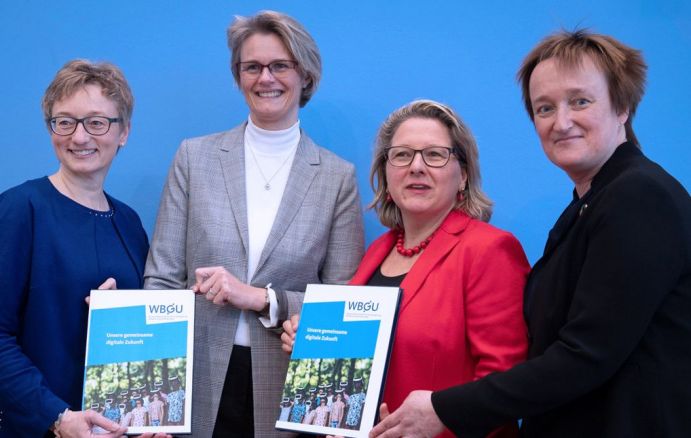 Vorstellung des Hauptgutachtens "Unsere gemensame digitale Zukunft"; v.l.: Sabine Schlacke, Vorsitzende des Wissenschaftlichen Beirats der Bundesregierung Globale Umweltveränderungen (WBGU) und Direktorin am Institut für Umwelt- und Planungsrecht an der Universität Münster; Bundesministerin Anja Karliczek; Bundesministerin Svenja Schulze; Ina Schieferdecker, Digitalisierungswissenschaftlerin des Wissenschaftlichen Beirats der Bundesregierung Globale Umweltveränderungen (WBGU) und Leiterin am Fraunhofer-Institut für Offene Kommunikationssysteme in Berlin Vorstellung des Hauptgutachtens "Unsere gemensame digitale Zukunft"; v.l.: Sabine Schlacke, Vorsitzende des Wissenschaftlichen Beirats der Bundesregierung Globale Umweltveränderungen (WBGU) und Direktorin am Institut für Umwelt- und Planungsrecht an der Universität Münster; Bundesministerin Anja Karliczek; Bundesministerin Svenja Schulze; Ina Schieferdecker, Digitalisierungswissenschaftlerin des Wissenschaftlichen Beirats der Bundesregierung Globale Umweltveränderungen (WBGU) und Leiterin am Fraunhofer-Institut für Offene Kommunikationssysteme in Berlin
