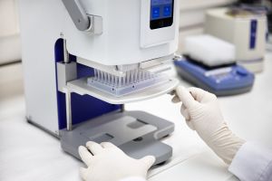 Neue genetische Marker sollen bei der Herkunftsbestimmung geschützter und von illegalem Handel bedrohter Tierarten helfen. Laborgerät zur Bestimmung von DNA-Sequenzen.