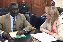 Bundesministerin Anja Karliczek im Gespräch mit Kwabena Frimpong-Boateng