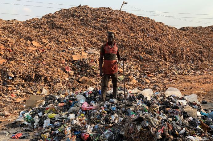 Waste2Energy arbeitet an einer innovativen Lösung auf der Grundlage von Solarenergie. Hierdurch werden Siedlungsabfälle energetisch genutzt und geregelt entsorgt. Ein Mann steht auf einer Müllkippe von Siedlungsabfällen in Ghana, Afrika