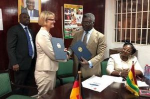 Viel Erfolg für "Waste2Energy": Urkundenübergabe mit Bundesministerin Anja Karliczek und Ghanas Forschungsminister Frimpong-Boateng. Ziel des Projekts: Aus den Siedlungsabfällen Ghanas soll grüne Energie werden. Urkundenübergabe mit Bundesministerin Anja Karliczek und Ghanas Forschungsminister Frimpong-Boateng