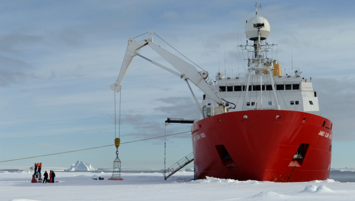 Das Forschungsschiff James Clark Ross gehört zum britischen Polarforschungsprogramm British Antarctic Survey Das Expeditionsschiff im Arktischen Ozean