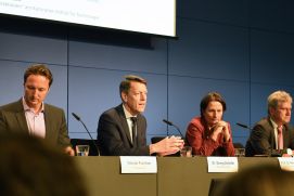 Staatssekretär Georg Schütte bei der Pressekonferenz zum IPCC-Bericht.