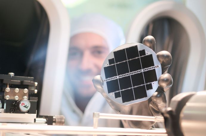Für eine direkt auf Silicium gewachsene Zelle wurde ein Wirkungsgradrekord von 24,3 % erzielt. Für eine direkt auf Silicium gewachsene Zelle wurde ein Wirkungsgradrekord von 24,3 % erzielt.