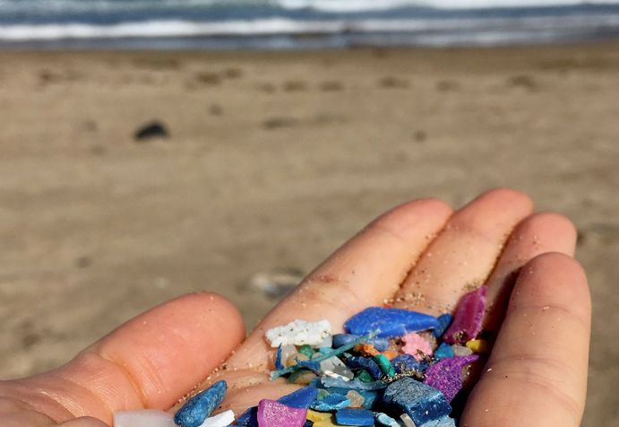 Eine Wissenschaftlerin zeigt Plastikteile, die an einen Strand auf Lanzarote gespült wurden. Plastikteile in der Hand