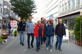 Passantinnen und Passanten laufen bei einem Aktionstag über die Wilhelmstraße. 