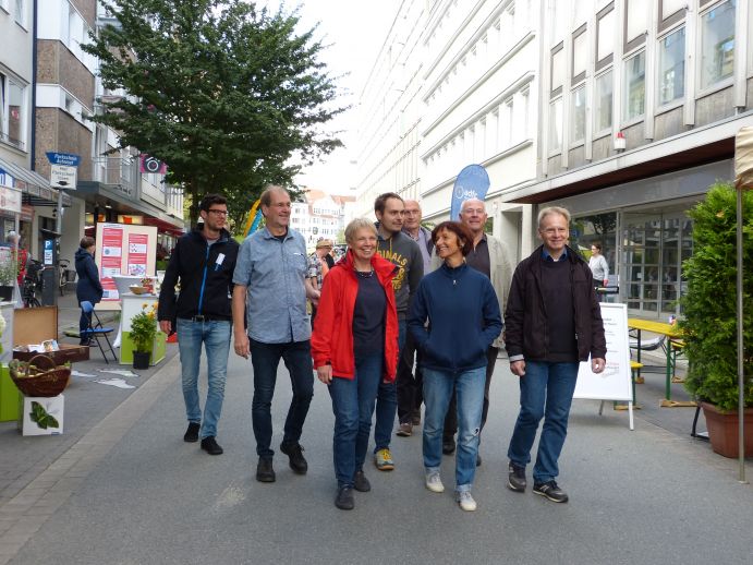 Die viel befahrene Wilhelmstraße wurde bei einem Aktionstag zur Flaniermeile Passantinnen und Passanten laufen bei einem Aktionstag über die Wilhelmstraße.