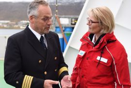 Bundesministeri n Anja Karliczek im Gespräch mit dem Kapitän der POLARSTERN