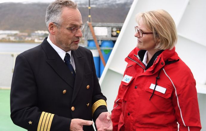 Bundesministeri n Anja Karliczek im Gespräch mit dem Kapitän der POLARSTERN