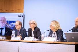 Pressekonferenzpanel mit Bundesforschungsministerin Karliczek und Bundesumweltministerin Schulze in der Mitte. 