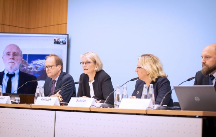 Pressekonferenzpanel mit Bundesforschungsministerin Karliczek und Bundesumweltministerin Schulze in der Mitte. 