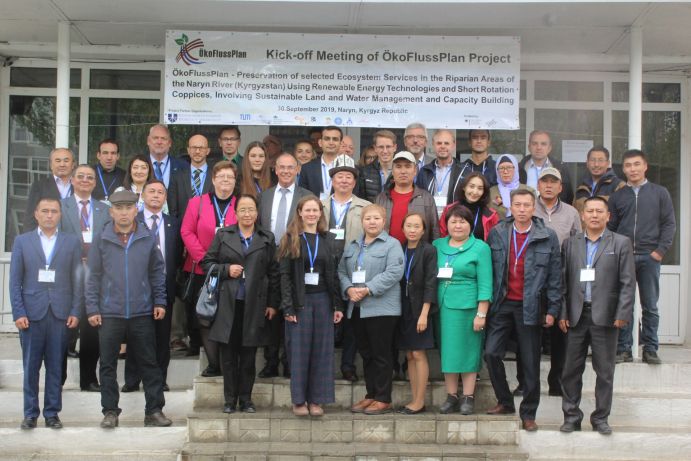 Die TeilnehmerInnen der Kick-off-Veranstaltung des deutsch-kirgisischen Forschungsprojektes ÖkoFlussPlan an der Naryn State University. Die TeilnehmerInnen der Kick-off-Veranstaltung des deutsch-kirgisischen Forschungsprojektes ÖkoFlussPlan an der Naryn State University.