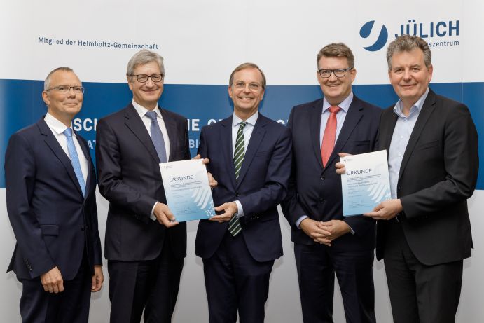 Bei der Bescheidübergabe: (v.l.) Prof. Harald Bolt, Vorstandsmitglied des Forschungszentrums Jülich, Prof. Wolfgang Marquardt, Vorstandsvorsitzender des Forschungszentrums, Forschungsstaatssekretär Thomas Rachel, Prof. Rüdiger-A. Eichel, Projektleiter iNEW, und Prof. Matthias Wessling, Prorektor der RWTH Aachen. Bei der Bescheidübergabe: (v.l.) Prof. Harald Bolt, Vorstandsmitglied des Forschungszentrums Jülich, Prof. Wolfgang Marquardt, Vorstandsvorsitzender des Forschungszentrums, Forschungsstaatssekretär Thomas Rachel, Prof. Rüdiger-A. Eichel, Projektleiter iNEW, und Prof. Matthias Wessling, Prorektor der RWTH Aachen.