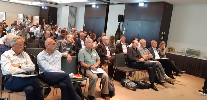 Die 15. Statuskonferenz des Deutsch-Israelischen Wassertechnologieprogramms in Dresden erlebte mit mehr als 110 Teilnehmenden großen Zuspruch Tagungsteilnehmer sitzen in Tagungsaal