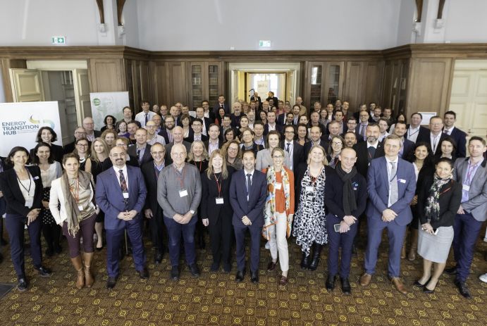 Auf dem ersten australisch-deutschen Energie-Symposium diskutierten Vertreter aus Wirtschaft, Politik, Forschung und Gesellschaft, wie Deutschland und Australien gemeinsam die Energiewende voranbringen können Auf dem ersten australisch-deutschen Energie-Symposium diskutierten Vertreter aus Wirtschaft, Politik, Forschung und Gesellschaft, wie Deutschland und Australien gemeinsam die Energiewende voranbringen können