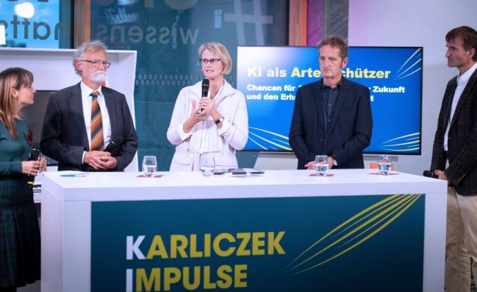 Bundesministering Karlictek mit vier Forschern bei dem KI-Talk: KI als Artenschützer