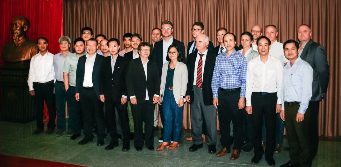 Auf der ersten Sitzung der interministeriellen Arbeitsgruppe FONA AG in Hanoi tauschten sich Teilnehmende aus Vietnam und Deutschland zu Themen der nachhaltigen Entwicklung aus. Auf der ersten Sitzung der interministeriellen Arbeitsgruppe FONA AG in Hanoi tauschten sich Teilnehmende aus Vietnam und Deutschland zu Themen der nachhaltigen Entwicklung aus.