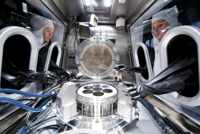 Chemielaborantinnen stellen am geöffneten Epitaxie Reaktor effiziente Solarzellen her. Chemielaborantinnen stellen am geöffneten Epitaxie Reaktor effiziente Solarzellen her.